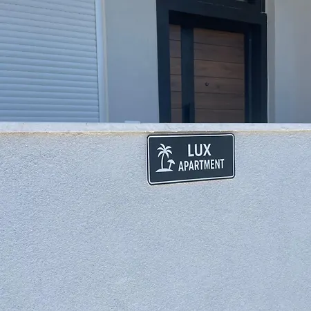 Lux 5 Min Walk To *
