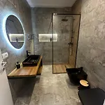Lux 5 Min Walk To