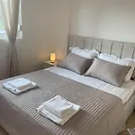 Lux 5 Min Walk To *
