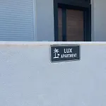 Lux 5 Min Walk To *