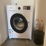 Lux 5 Min Walk To *