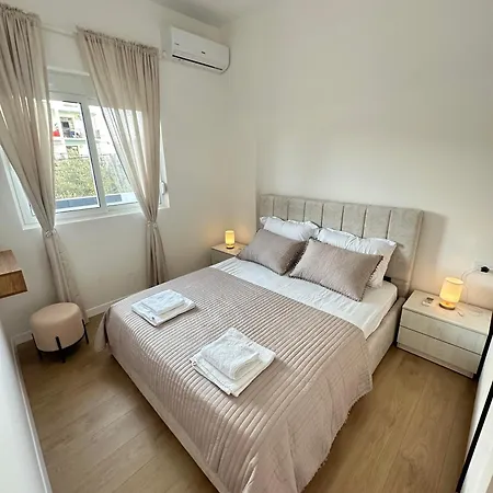 Lux 5 Min Walk To Apartment