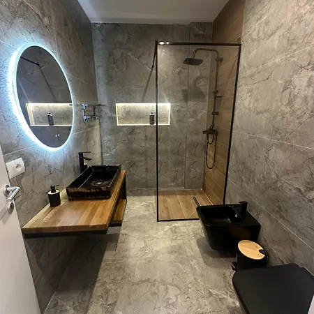 Lux 5 Min Walk To