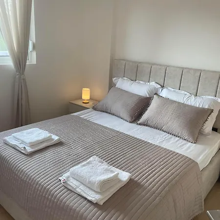 Lux 5 Min Walk To *