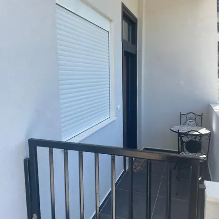 Lux 5 Min Walk To *