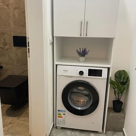 Lux 5 Min Walk To *