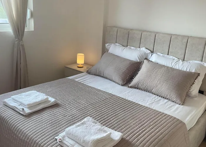 Lux 5 Min Walk To *
