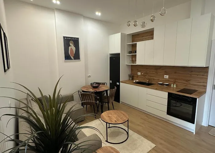 Lux 5 Min Walk To Appartamento Durrës