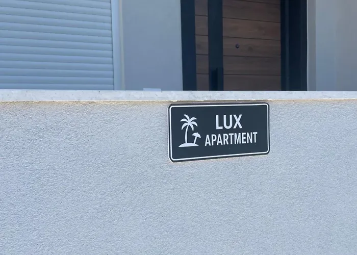 Lux 5 Min Walk To *